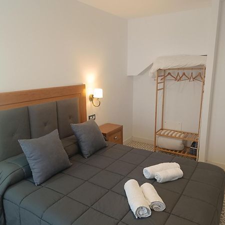 Al-Qazeres Suites Caces Exteriör bild