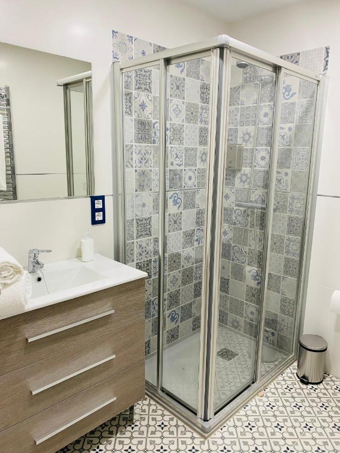 Al-Qazeres Suites Caces Exteriör bild