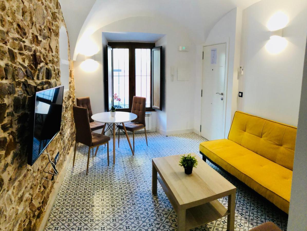 Al-Qazeres Suites Caces Exteriör bild