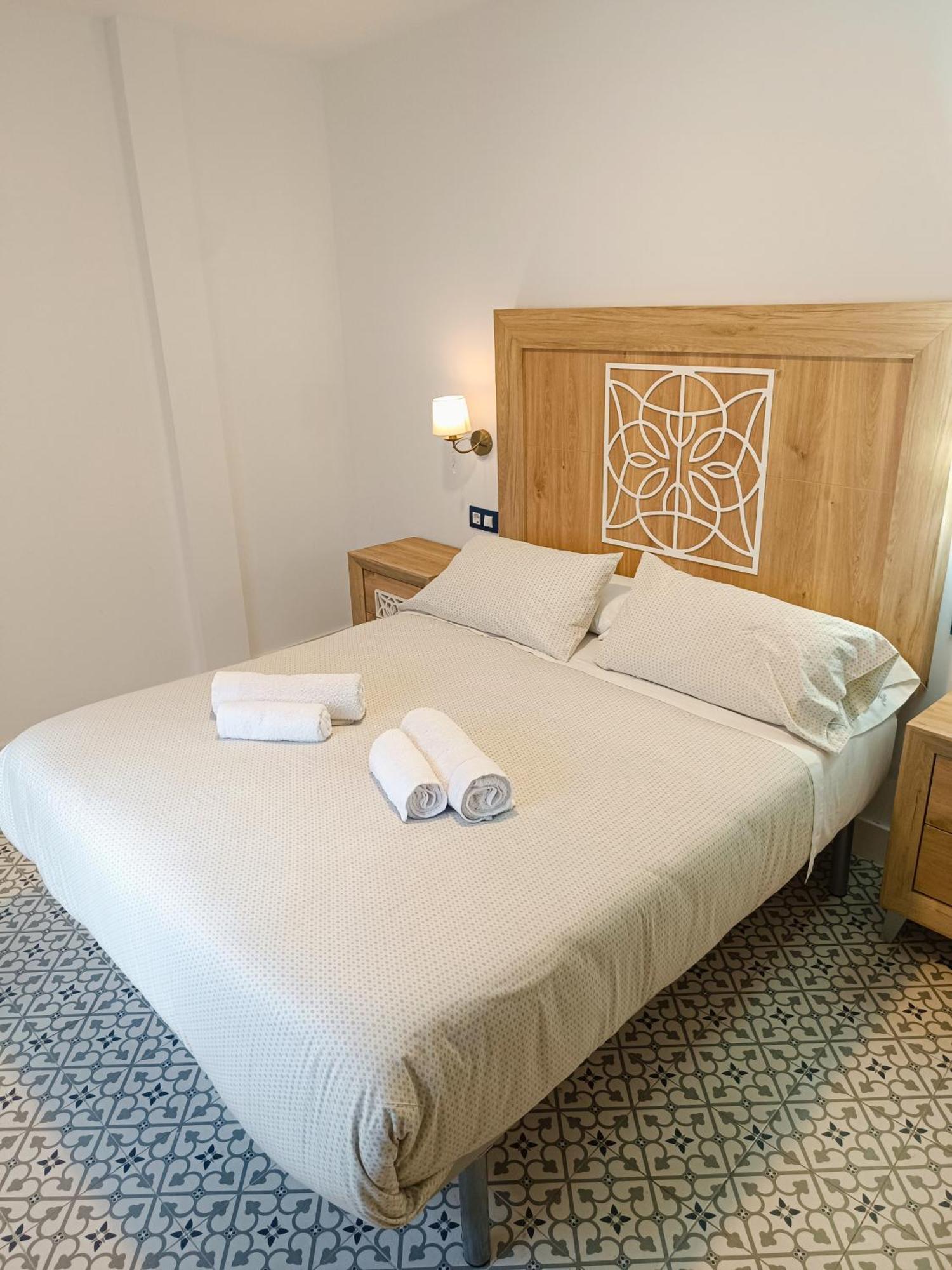 Al-Qazeres Suites Caces Exteriör bild