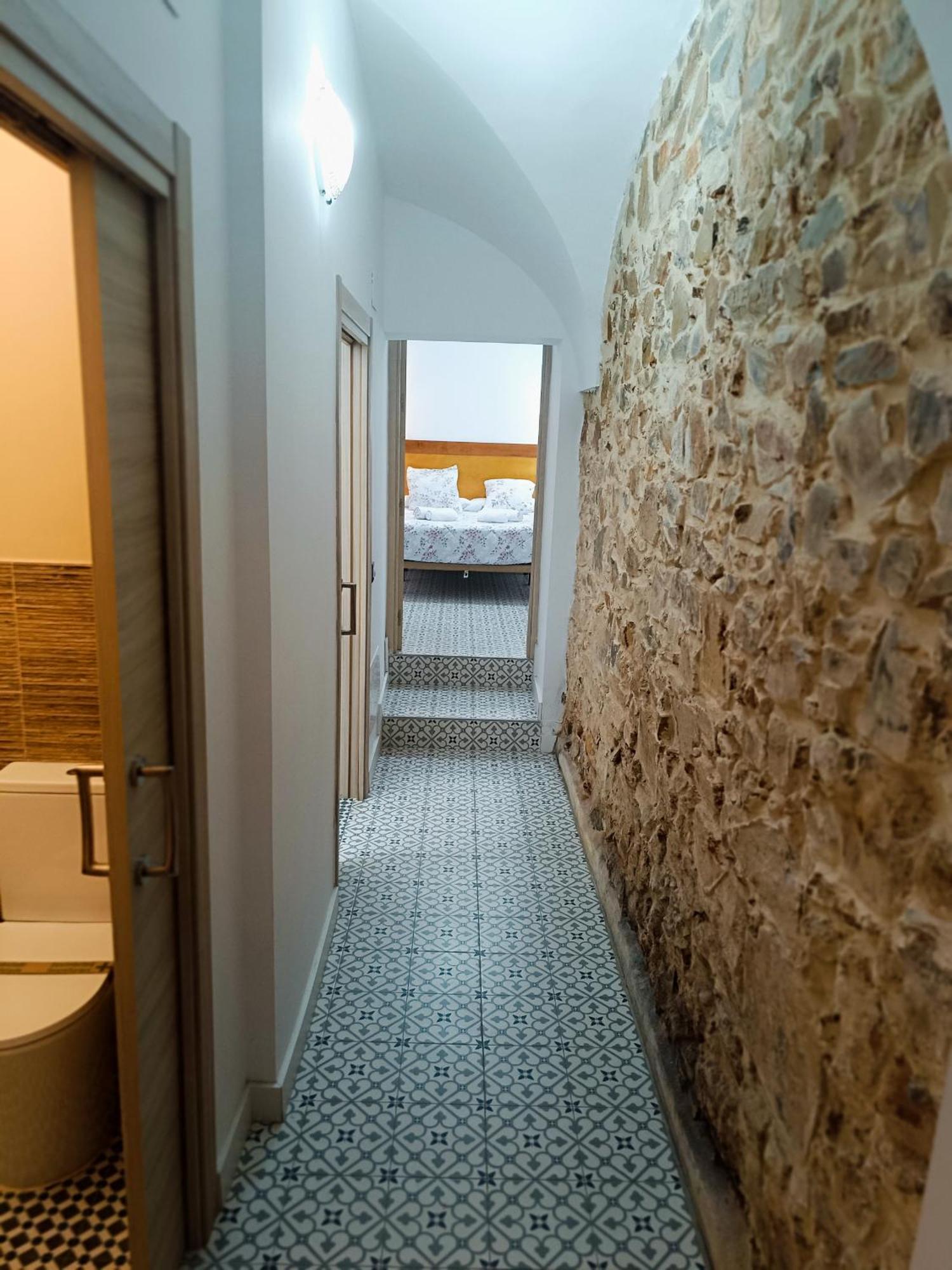 Al-Qazeres Suites Caces Exteriör bild