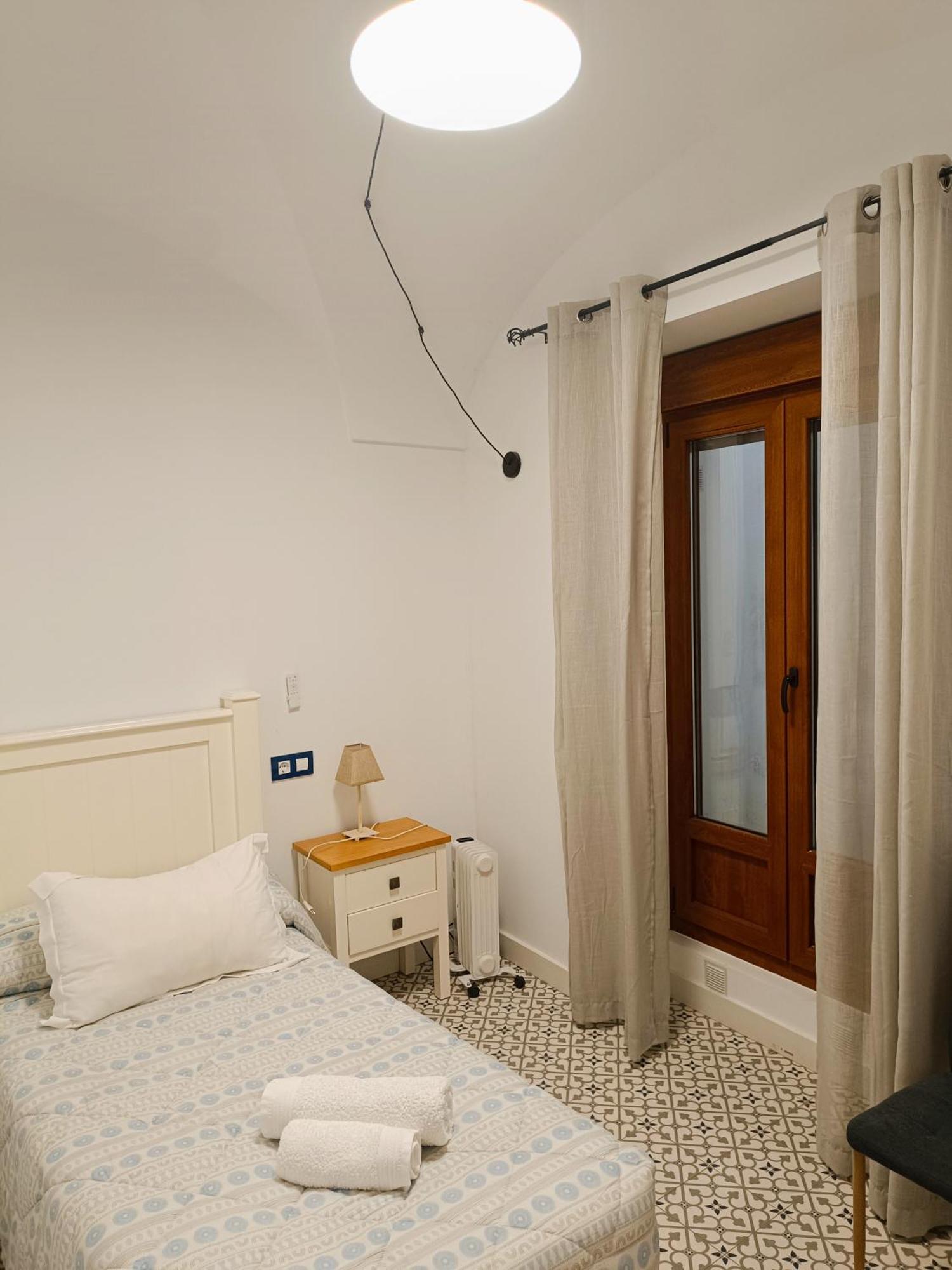 Al-Qazeres Suites Caces Exteriör bild
