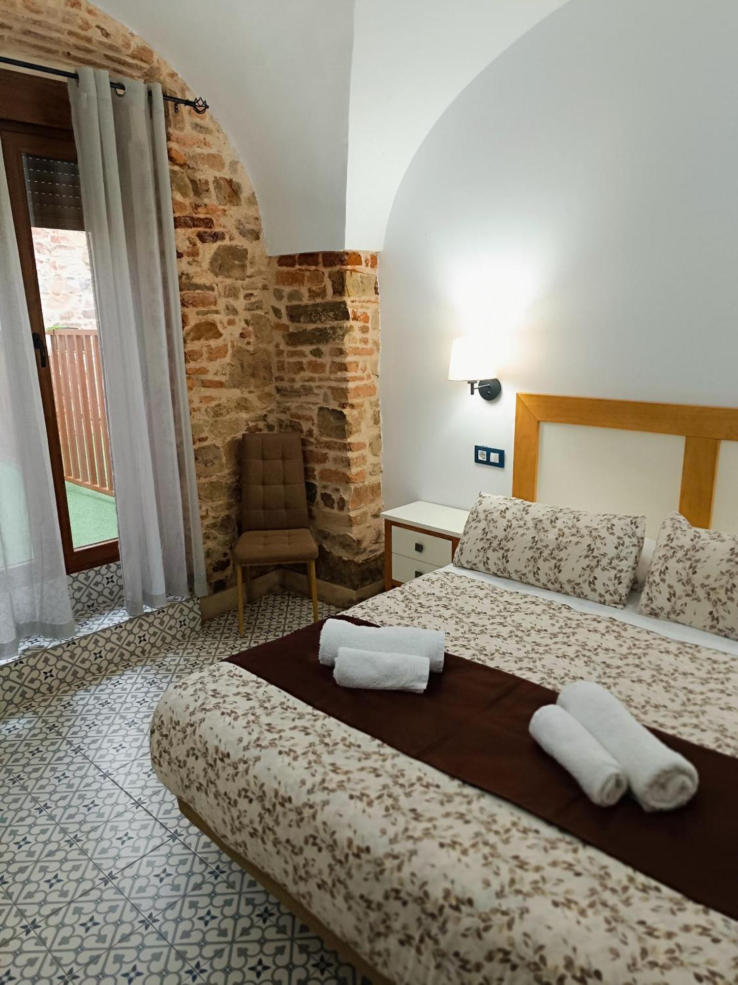 Al-Qazeres Suites Caces Exteriör bild