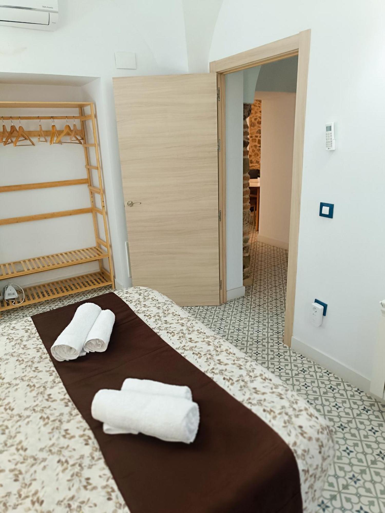 Al-Qazeres Suites Caces Exteriör bild