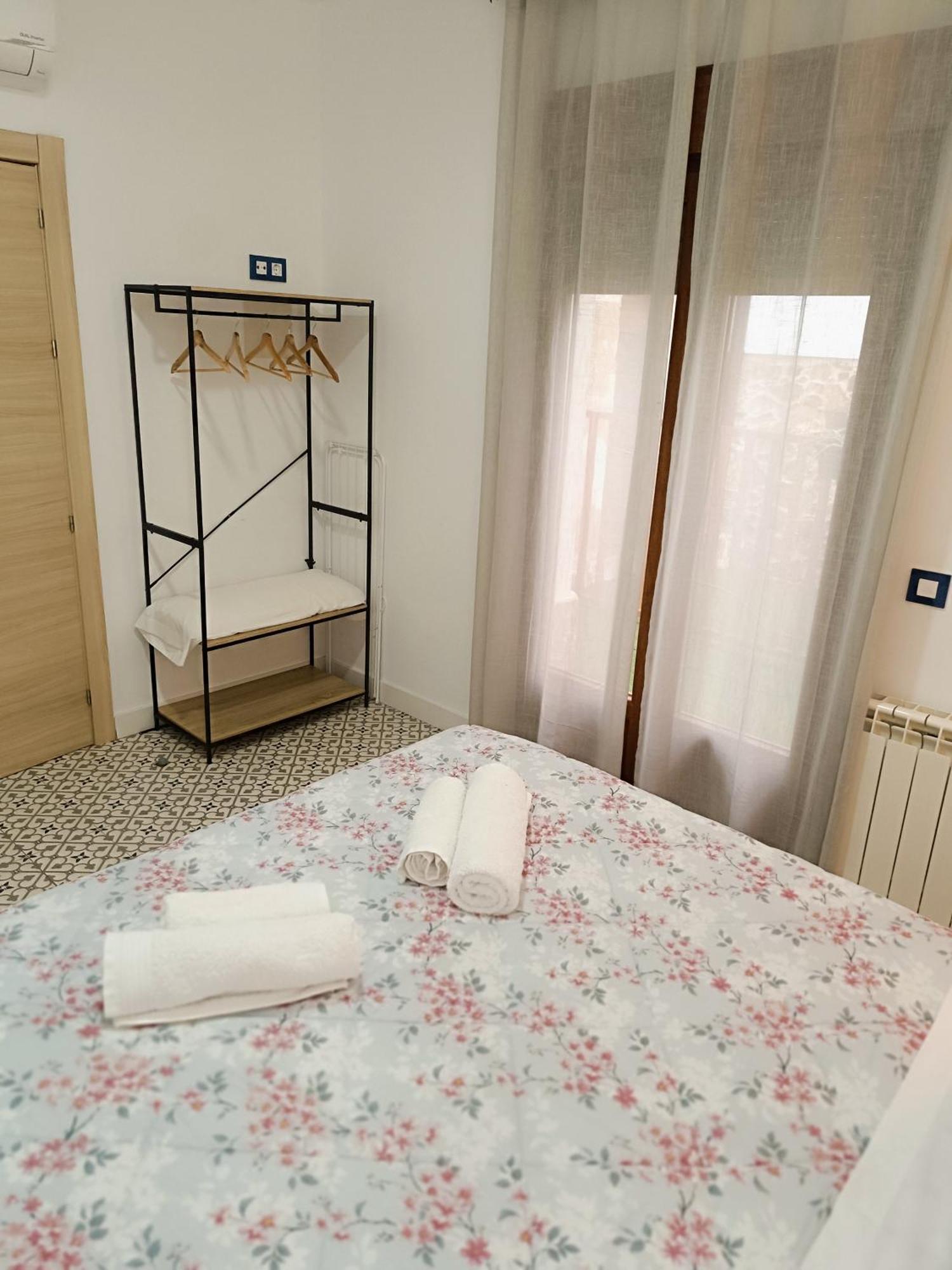 Al-Qazeres Suites Caces Exteriör bild