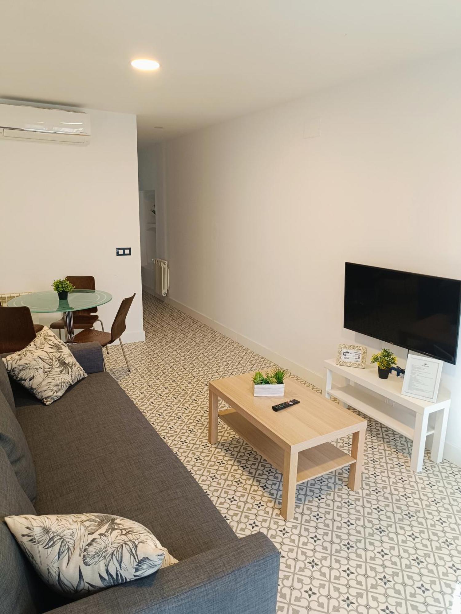 Al-Qazeres Suites Caces Exteriör bild