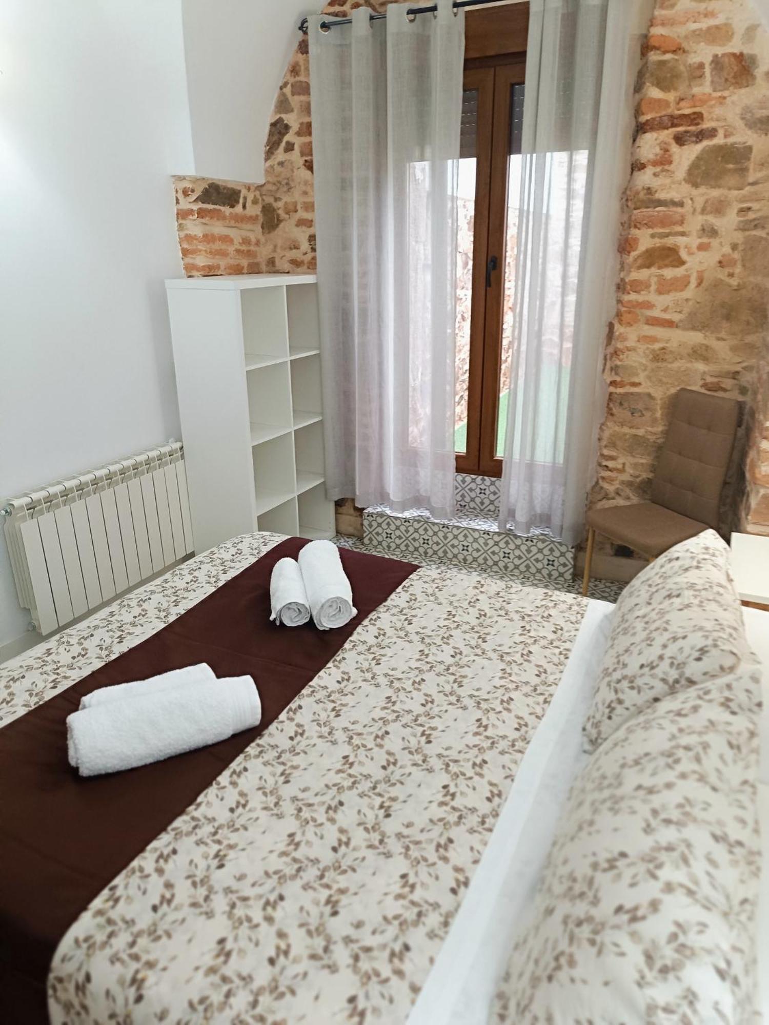 Al-Qazeres Suites Caces Exteriör bild