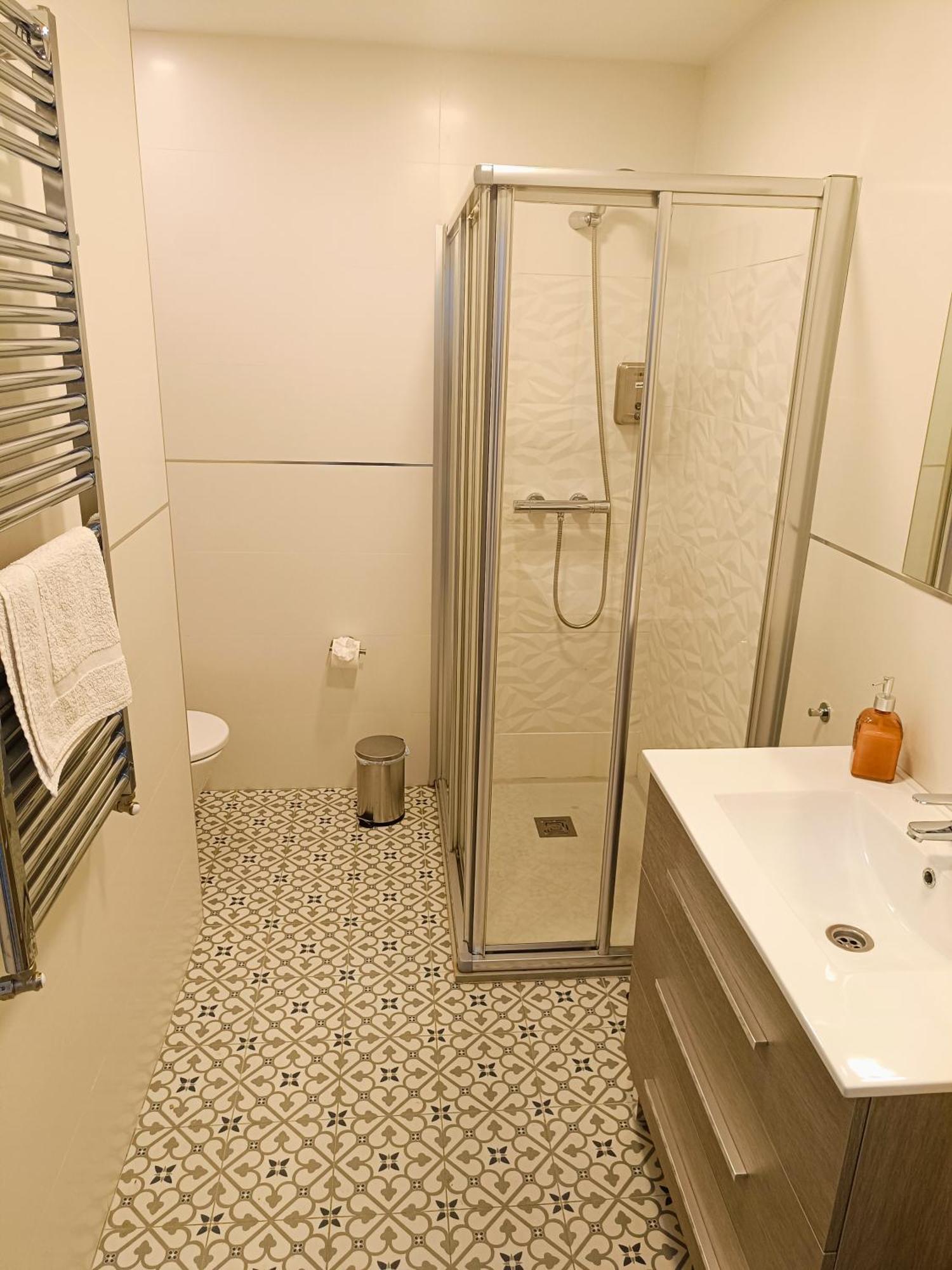 Al-Qazeres Suites Caces Exteriör bild