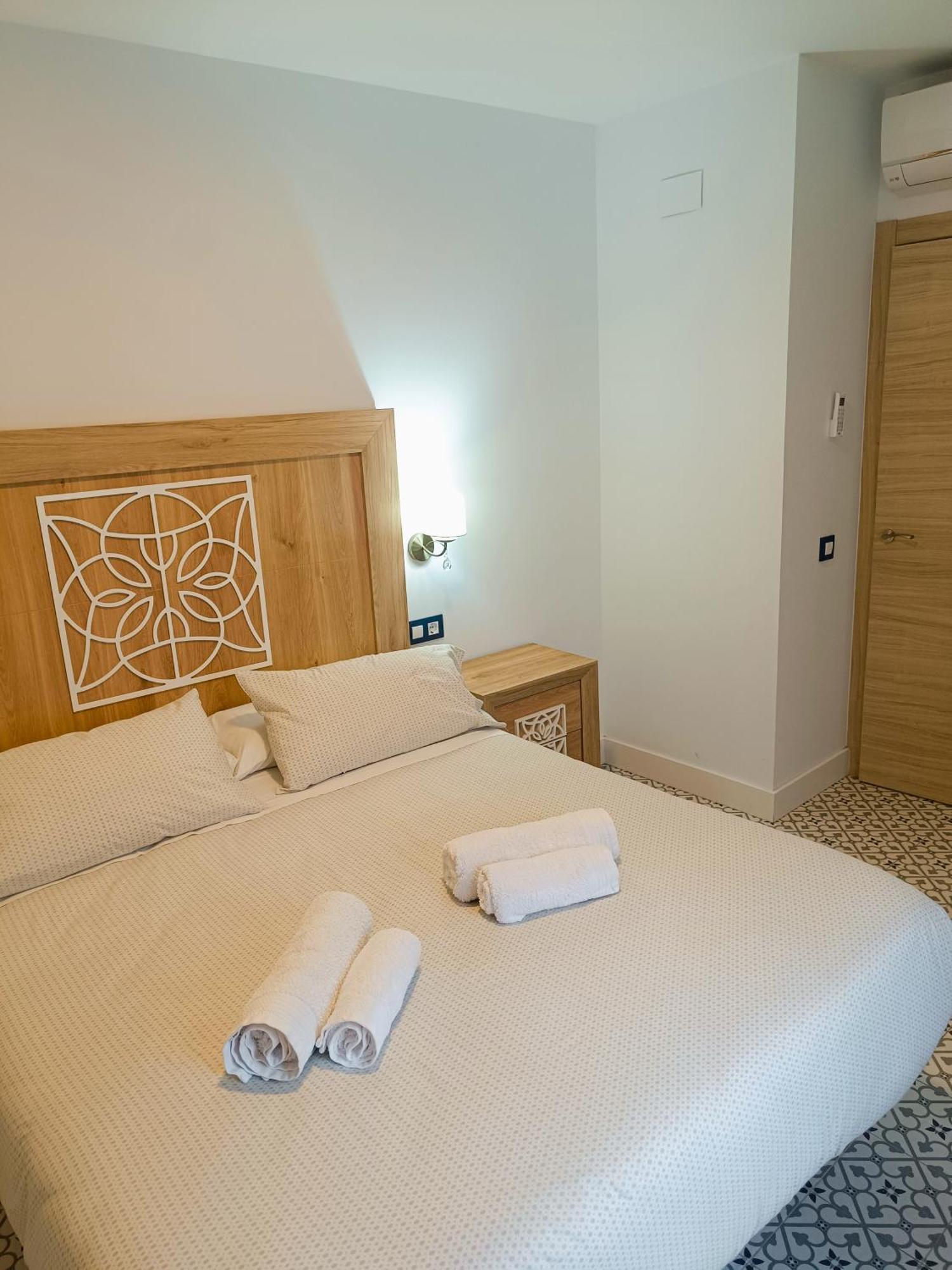 Al-Qazeres Suites Caces Exteriör bild