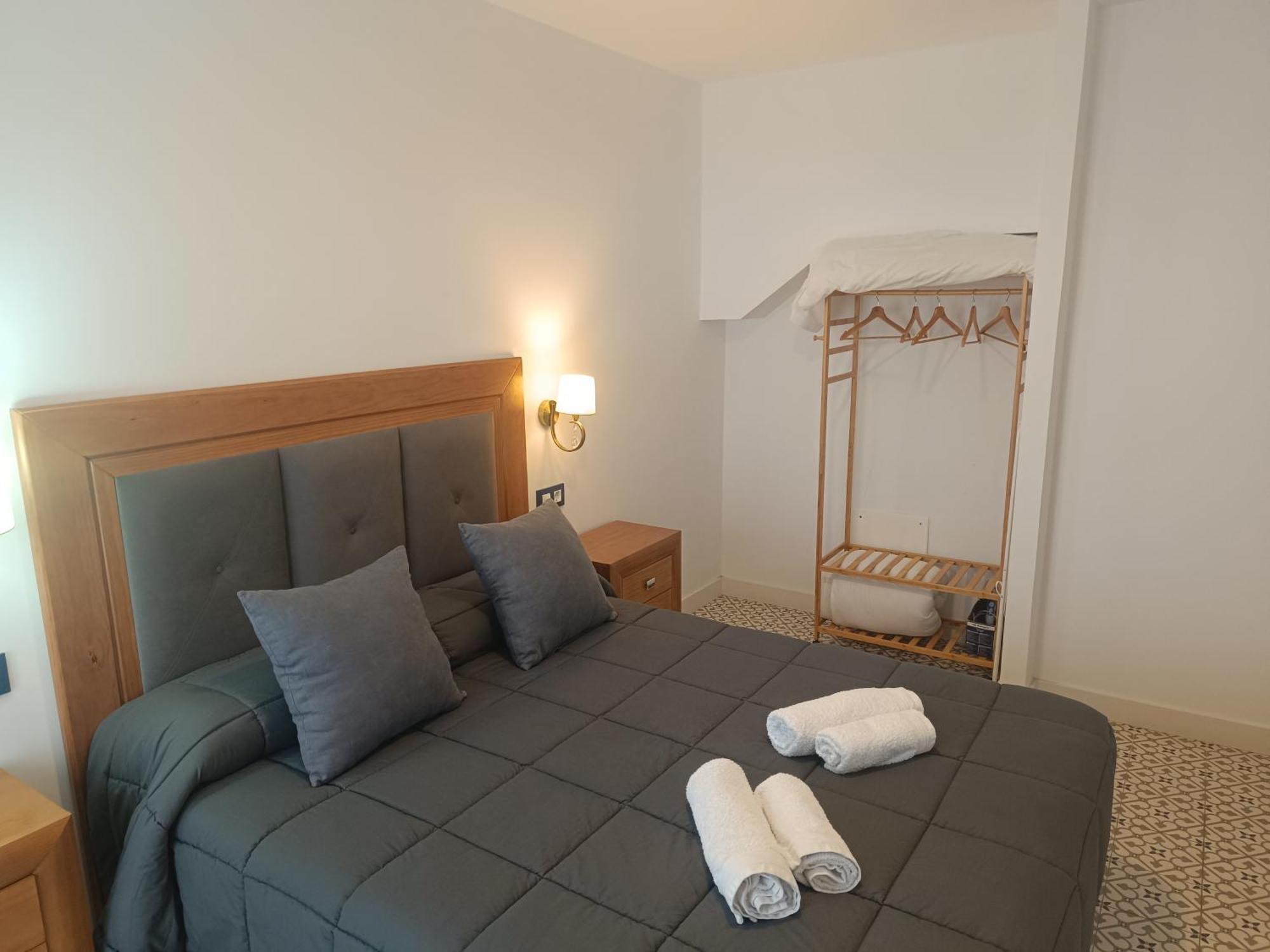 Al-Qazeres Suites Caces Exteriör bild